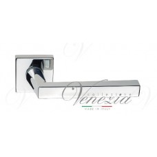 Ручка дверная на квадратной розетке Venezia Unique "Easy" полированный хром