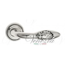 Ручка дверная на круглой розетке Venezia Casanova D3 натуральное серебро + черный