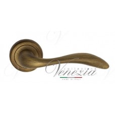Ручка дверная на круглой розетке Venezia Alessandra D1 Бронза матовая