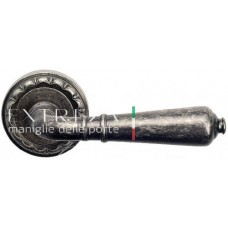 Ручка дверная на круглой розетке Extreza "PETRA" (Петра) 304  R02 Серебро античное F45