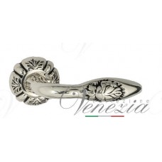 Ручка дверная на круглой розетке Venezia Casanova D5 натуральное серебро + черный